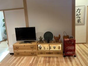 三つ重ねの桐たんすからTV台、飾棚、四つ脚のチェストに再生