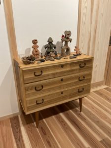 三つ重ねの桐たんすからTV台、飾棚、四つ脚のチェストに再生