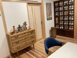 三つ重ねの桐たんすからTV台、飾棚、四つ脚のチェストに再生