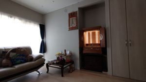 桐たんすを間接照明付きの仏壇に改造