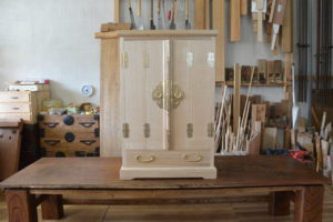 三つ重ねの桐たんすから小さな仏壇を作製