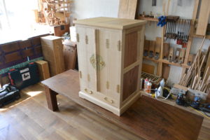 三つ重ねの桐たんすから小さな仏壇を作製