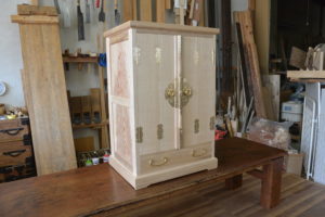三つ重ねの桐たんすから小さな仏壇を作製