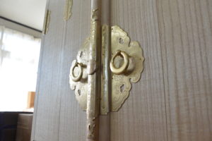 三つ重ねの桐たんすから小さな仏壇を作製