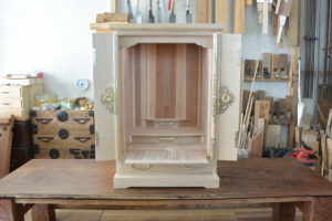 三つ重ねの桐たんすから小さな仏壇を作製