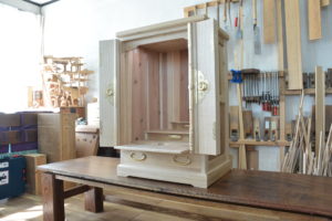 三つ重ねの桐たんすから小さな仏壇を作製