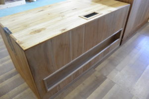 二つ重ねの桐たんすを小袖箪笥とTV台にアレンジ