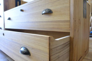 二つ重ねの桐たんすを小袖箪笥とTV台にアレンジ