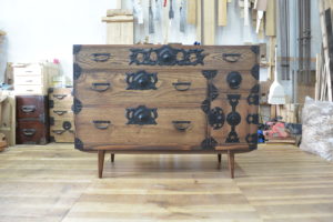 変形すると飾棚が現れる時代箪笥に改造