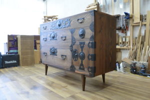 変形すると飾棚が現れる時代箪笥に改造