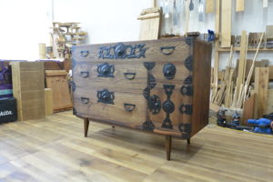 変形すると飾棚が現れる時代箪笥に改造