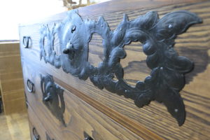 変形すると飾棚が現れる時代箪笥に改造