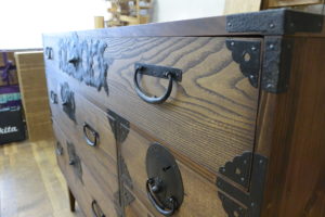 変形すると飾棚が現れる時代箪笥に改造