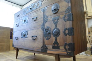 変形すると飾棚が現れる時代箪笥に改造