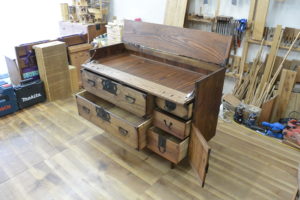 変形すると飾棚が現れる時代箪笥に改造