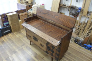 変形すると飾棚が現れる時代箪笥に改造