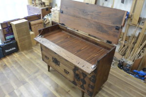 変形すると飾棚が現れる時代箪笥に改造