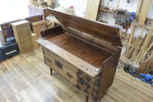 変形すると飾棚が現れる時代箪笥に改造