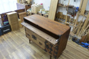 変形すると飾棚が現れる時代箪笥に改造