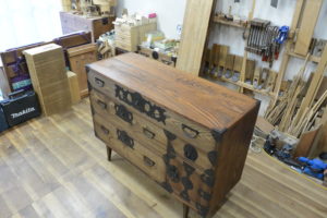 変形すると飾棚が現れる時代箪笥に改造