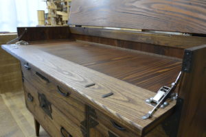 変形すると飾棚が現れる時代箪笥に改造