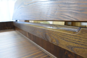 変形すると飾棚が現れる時代箪笥に改造