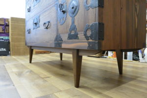 変形すると飾棚が現れる時代箪笥に改造