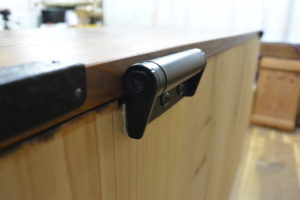 変形すると飾棚が現れる時代箪笥に改造