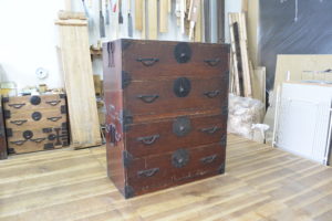 二つ重ねの時代箪笥を横並びにして四つ脚をつけてリビングボードにアレンジ