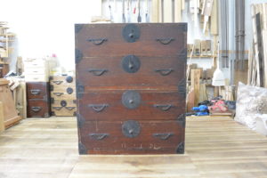 二つ重ねの時代箪笥を横並びにして四つ脚をつけてリビングボードにアレンジ