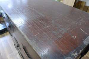 二つ重ねの時代箪笥を横並びにして四つ脚をつけてリビングボードにアレンジ