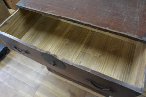 二つ重ねの時代箪笥を横並びにして四つ脚をつけてリビングボードにアレンジ