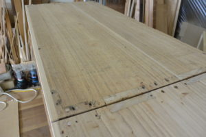 二つ重ねの時代箪笥を横並びにして四つ脚をつけてリビングボードにアレンジ