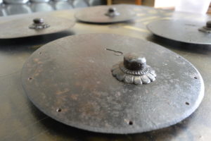 二つ重ねの時代箪笥を横並びにして四つ脚をつけてリビングボードにアレンジ