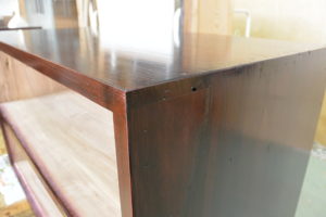 二つ重ねの時代箪笥を横並びにして四つ脚をつけてリビングボードにアレンジ