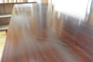 二つ重ねの時代箪笥を横並びにして四つ脚をつけてリビングボードにアレンジ