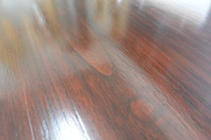 二つ重ねの時代箪笥を横並びにして四つ脚をつけてリビングボードにアレンジ