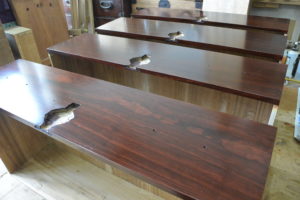 二つ重ねの時代箪笥を横並びにして四つ脚をつけてリビングボードにアレンジ