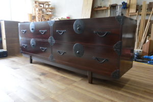 二つ重ねの時代箪笥を横並びにして四つ脚をつけてリビングボードにアレンジ