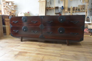 二つ重ねの時代箪笥を横並びにして四つ脚をつけてリビングボードにアレンジ