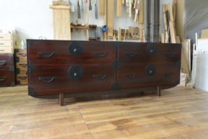 二つ重ねの時代箪笥を横並びにして四つ脚をつけてリビングボードにアレンジ