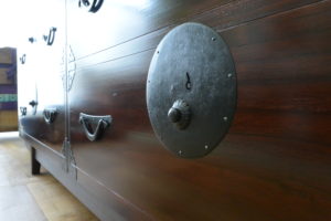 二つ重ねの時代箪笥を横並びにして四つ脚をつけてリビングボードにアレンジ