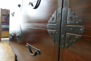 二つ重ねの時代箪笥を横並びにして四つ脚をつけてリビングボードにアレンジ