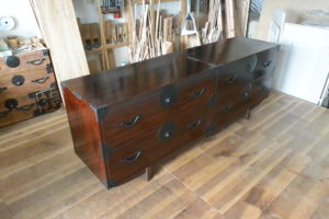 二つ重ねの時代箪笥を横並びにして四つ脚をつけてリビングボードにアレンジ