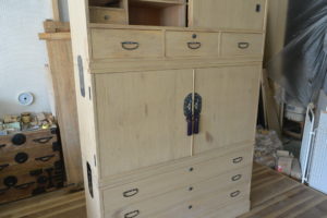 桐たんすを北欧家具調チェストとベッドサイドチェストに改造