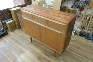 桐たんすを北欧家具調チェストとベッドサイドチェストに改造