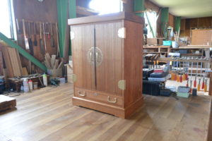 桐たんすを間接照明付きの仏壇に改造