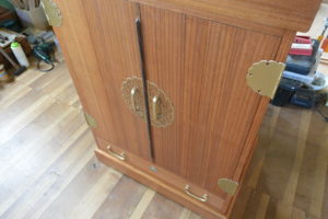 桐たんすを間接照明付きの仏壇に改造