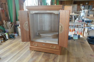 桐たんすを間接照明付きの仏壇に改造