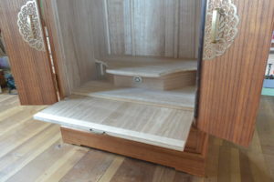 桐たんすを間接照明付きの仏壇に改造